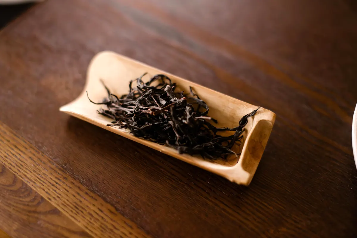 茶匙にのせた和紅茶の茶葉