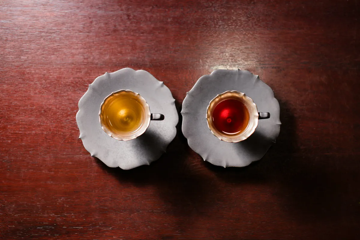 並べた二杯の和紅茶