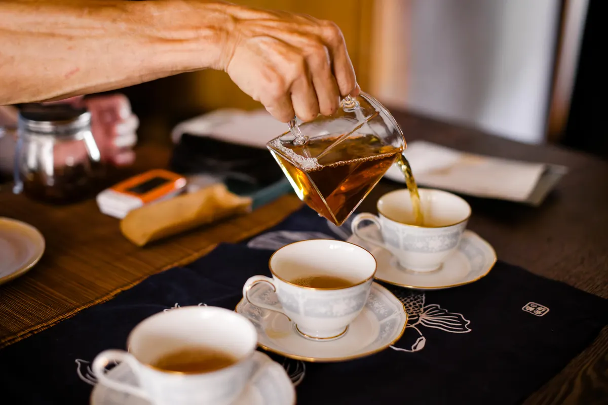 三つのカップに和紅茶を注ぎ分ける