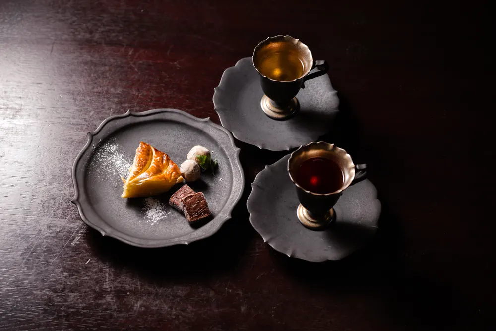 二杯の和紅茶とお菓子